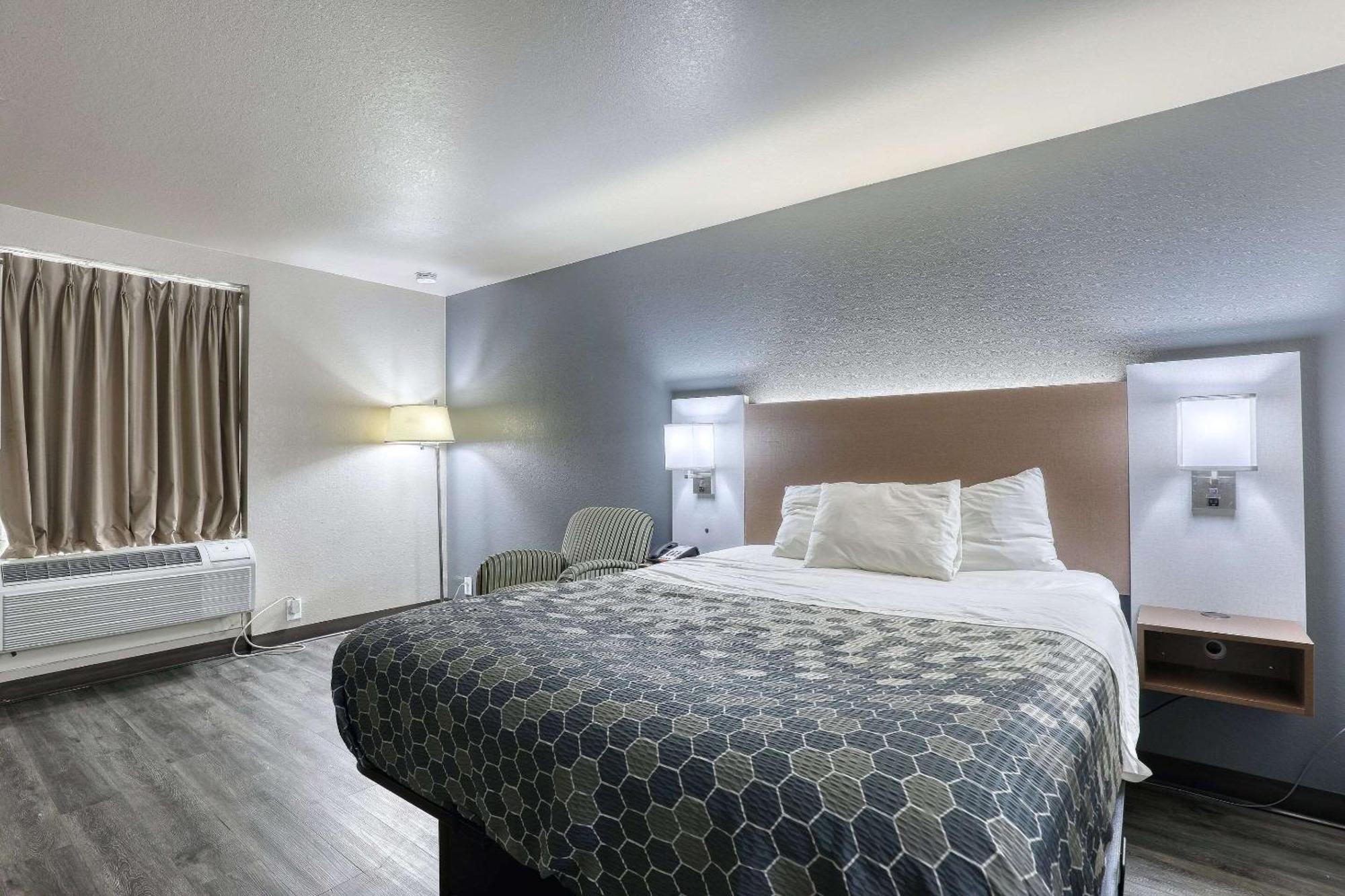 Econo Lodge Neenah Exterior photo