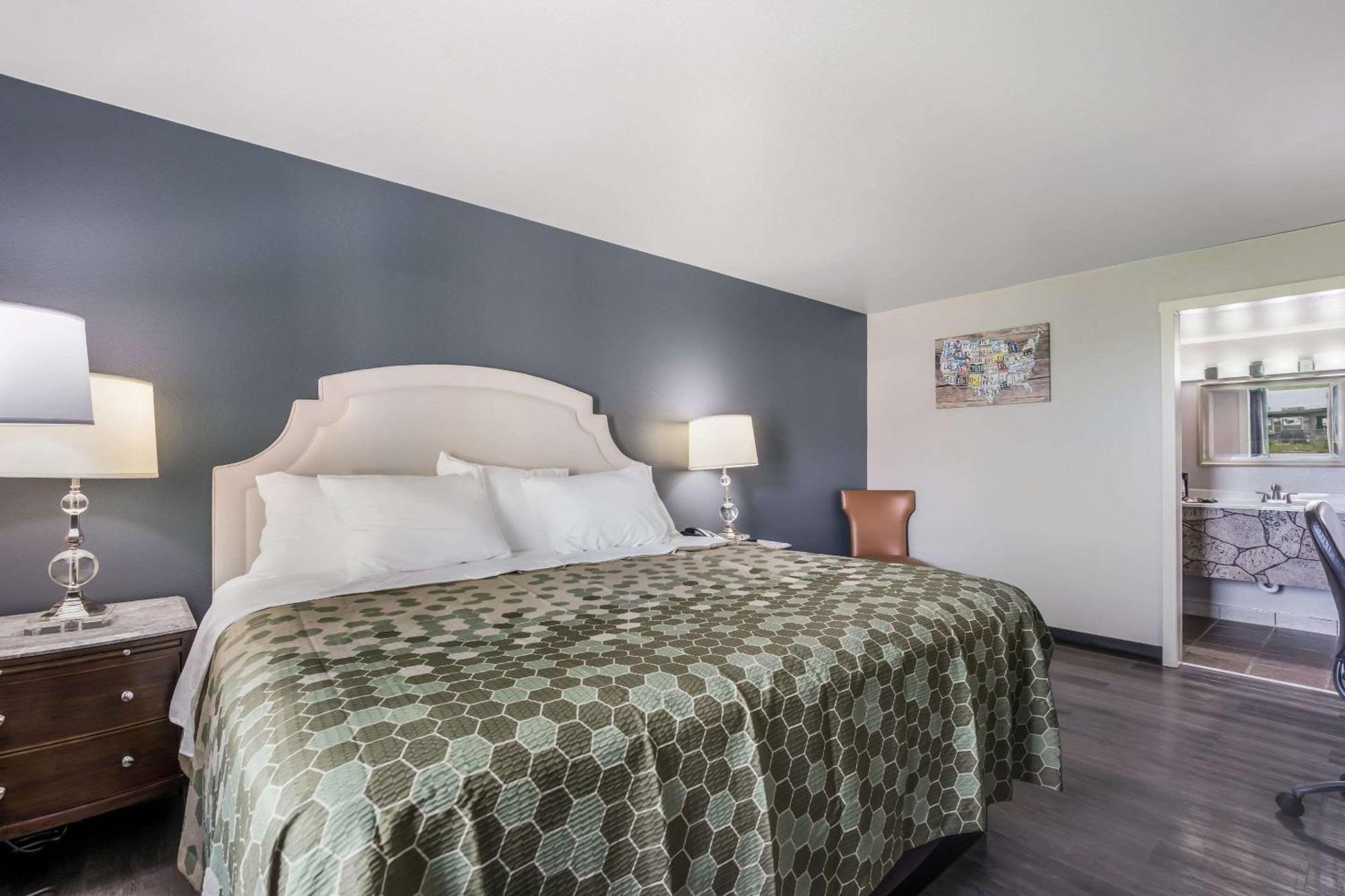 Econo Lodge Neenah Exterior photo