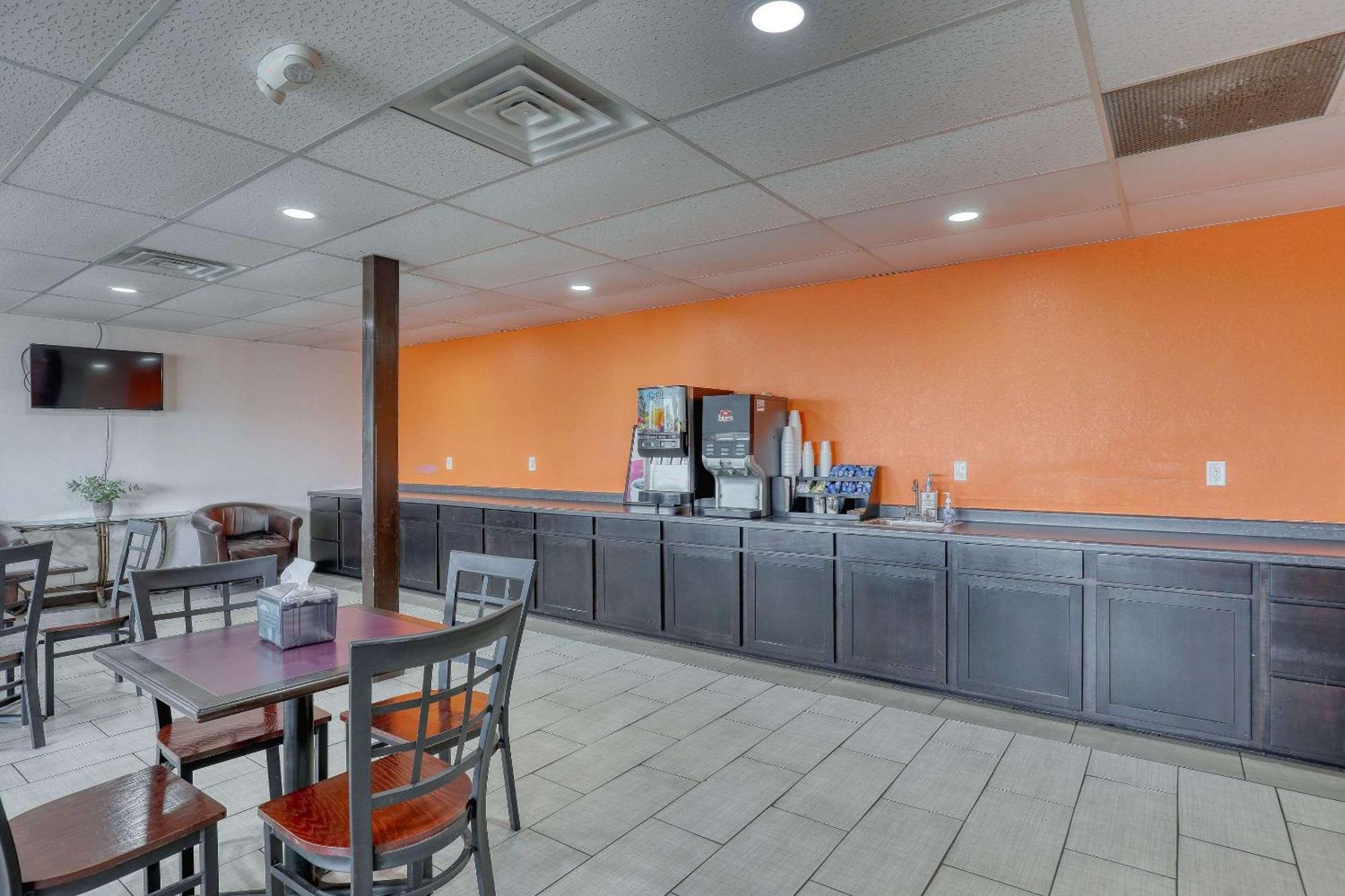 Econo Lodge Neenah Exterior photo
