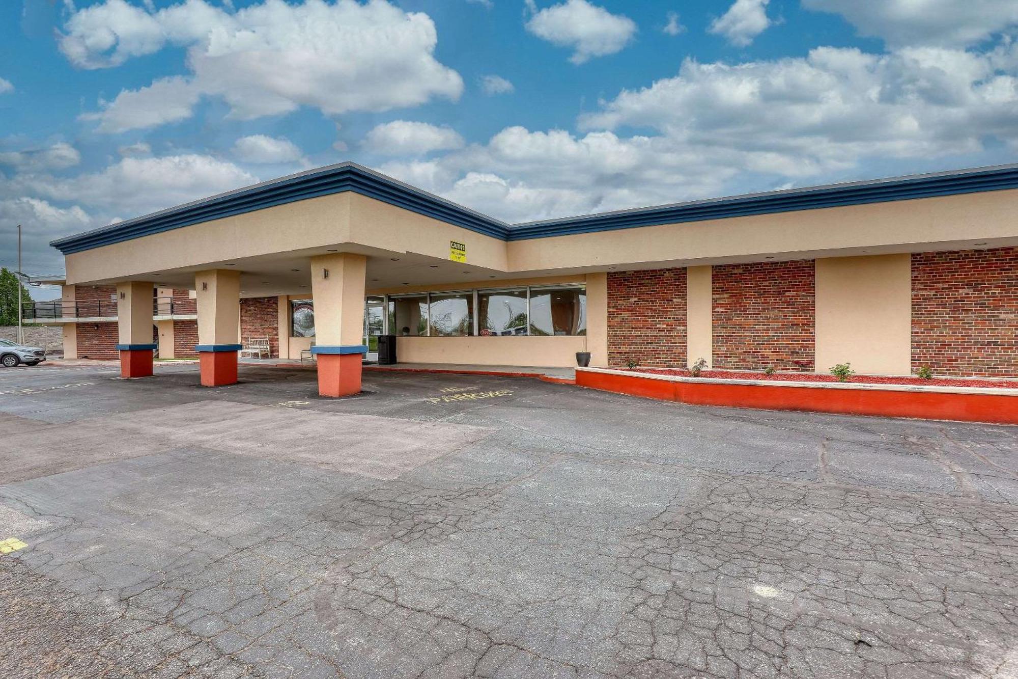 Econo Lodge Neenah Exterior photo
